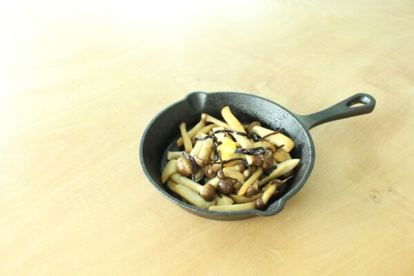 〈きりさめ〉きのこと昆布のソテー