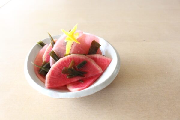 〈おしゃぶり昆布の耳〉と大根で千枚漬け風