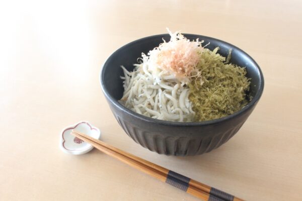 さくとろしらす